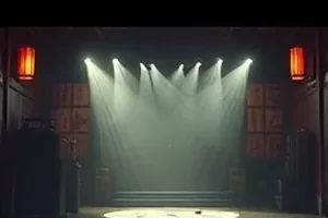 韩国影视首屏主推横版海报：雨夜码头取证灯箱与远处闪烁的警灯
